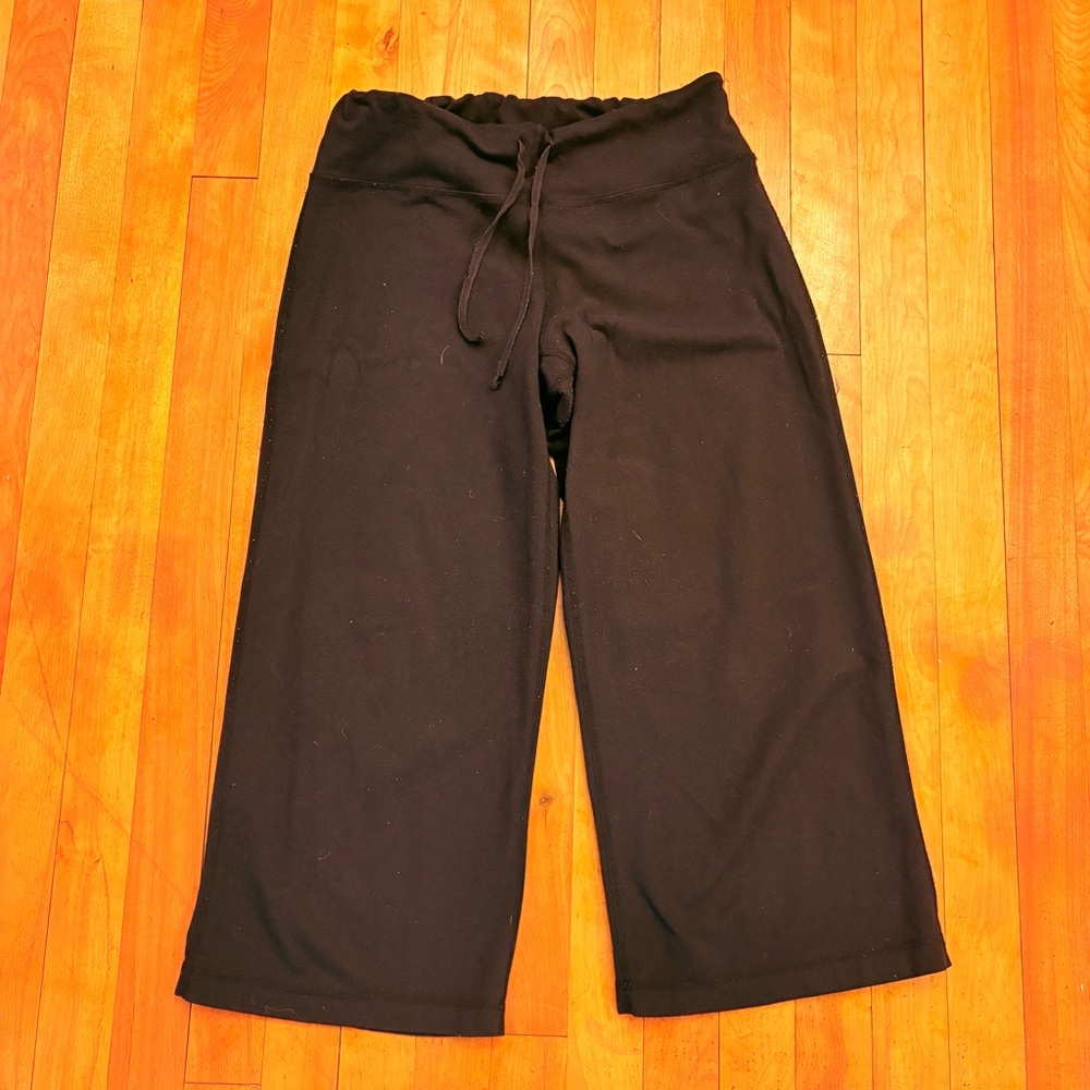 Lululemon Athletica Black Capris with Elastic Waistband - Size 8ish